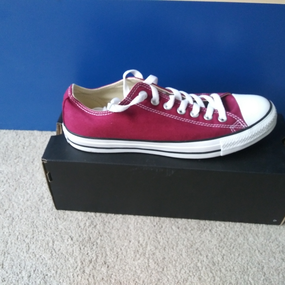 Converse burgundy size U.S 9Men/ 11Women